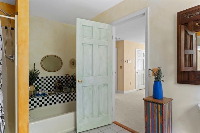 7 Upper Meadow Ln, Oak Bluffs, MA 02557