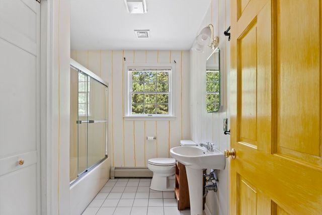 7 Upper Meadow Ln, Oak Bluffs, MA 02557