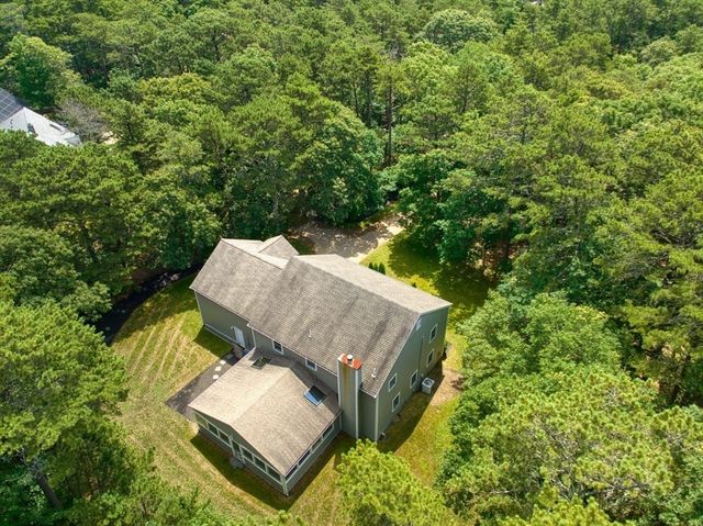 7 Upper Meadow Ln, Oak Bluffs, MA 02557