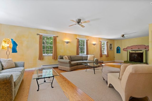 7 Upper Meadow Ln, Oak Bluffs, MA 02557