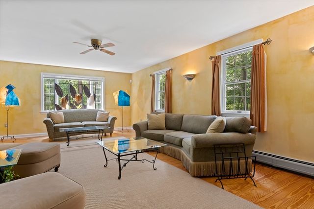 7 Upper Meadow Ln, Oak Bluffs, MA 02557