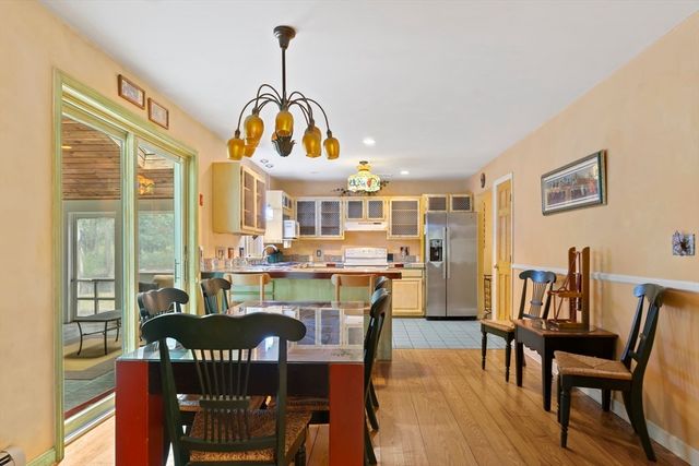 7 Upper Meadow Ln, Oak Bluffs, MA 02557