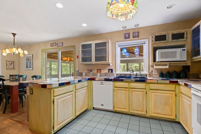 7 Upper Meadow Ln, Oak Bluffs, MA 02557