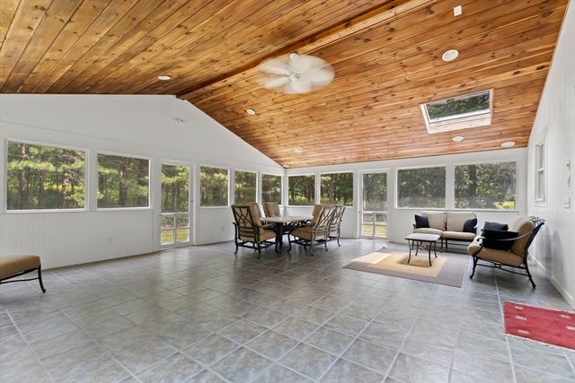 7 Upper Meadow Ln, Oak Bluffs, MA 02557