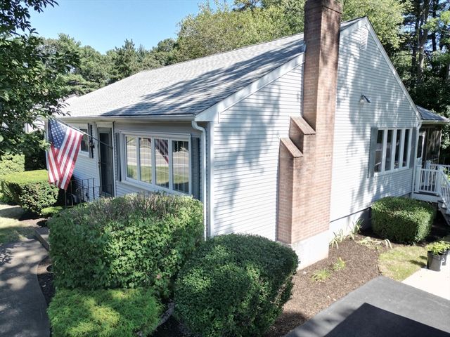 8 Oak St, Foxboro, MA 02035