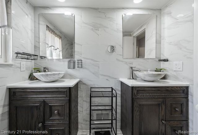 37010 Calka Drive, Sterling Heights, MI 48310
