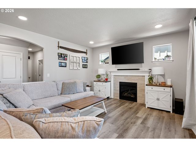 4994 CEDAR VIEW Dr, Springfield, OR 97478