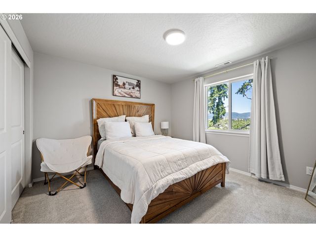4994 CEDAR VIEW Dr, Springfield, OR 97478
