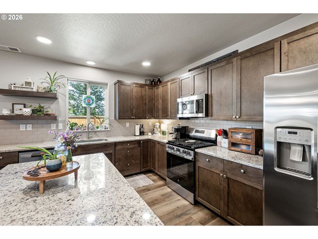 4994 CEDAR VIEW Dr, Springfield, OR 97478
