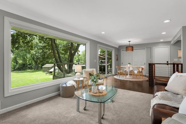2884 W Owasso Boulevard, Roseville, MN 55113