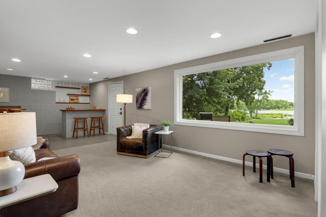 2884 W Owasso Boulevard, Roseville, MN 55113