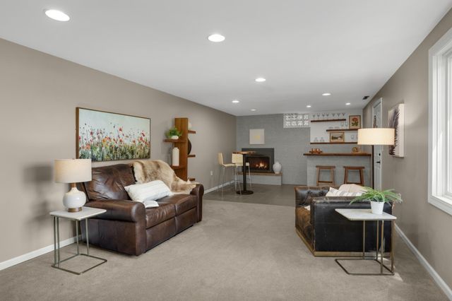 2884 W Owasso Boulevard, Roseville, MN 55113