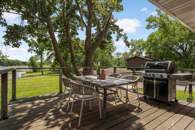 2884 W Owasso Boulevard, Roseville, MN 55113
