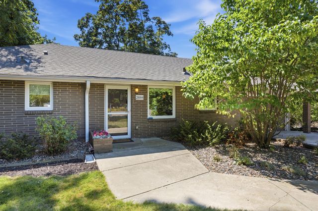 2884 W Owasso Boulevard, Roseville, MN 55113