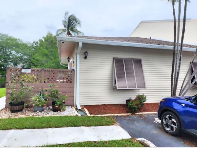 200 E Hemingway Circle, Margate, FL 33063