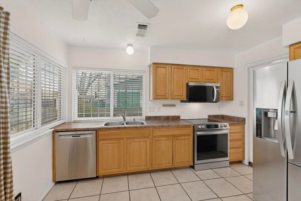 Image 15 of property listing at 3830 Westerfeld Drive NE, Albuquerque, NM 87111