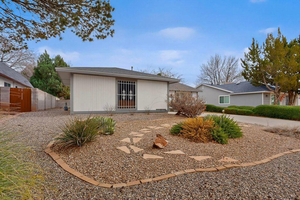 Image 3 of property listing at 3830 Westerfeld Drive NE, Albuquerque, NM 87111