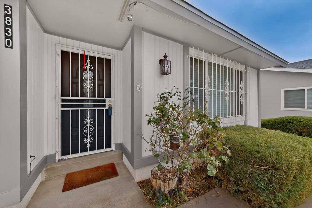 Image 6 of property listing at 3830 Westerfeld Drive NE, Albuquerque, NM 87111