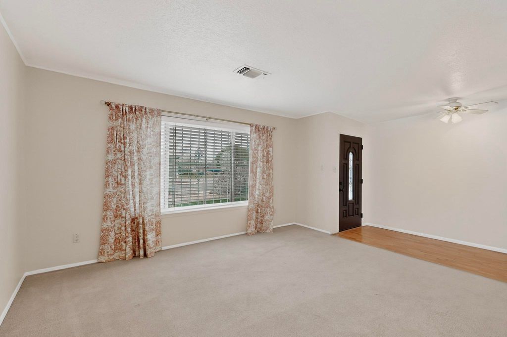 Image 8 of property listing at 3830 Westerfeld Drive NE, Albuquerque, NM 87111