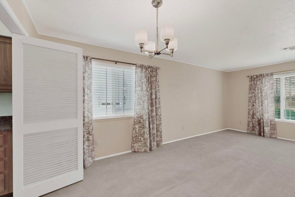 Image 9 of property listing at 3830 Westerfeld Drive NE, Albuquerque, NM 87111