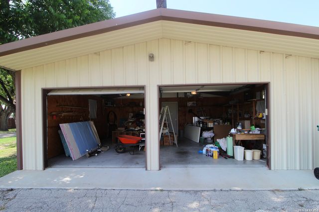 15651 Fm 463, Lytle, TX 78052