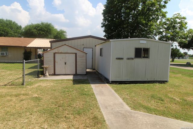 15651 Fm 463, Lytle, TX 78052