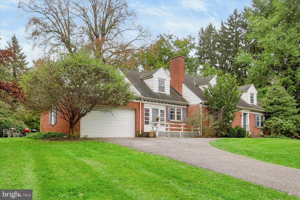 Image 1 of property listing at 958 COUNTRY CLUB RD, York, PA 17403