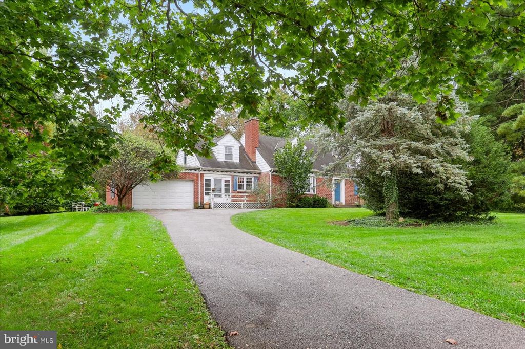 Image 2 of property listing at 958 COUNTRY CLUB RD, York, PA 17403