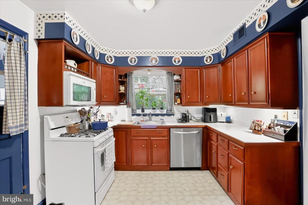 Image 13 of property listing at 958 COUNTRY CLUB RD, York, PA 17403