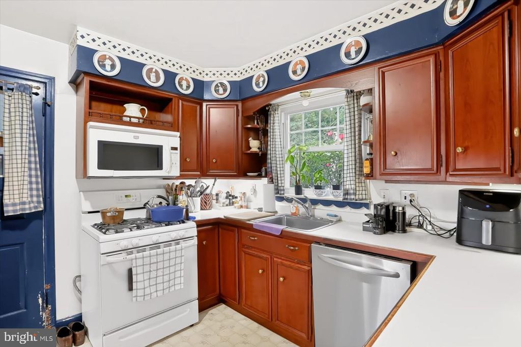 Image 15 of property listing at 958 COUNTRY CLUB RD, York, PA 17403