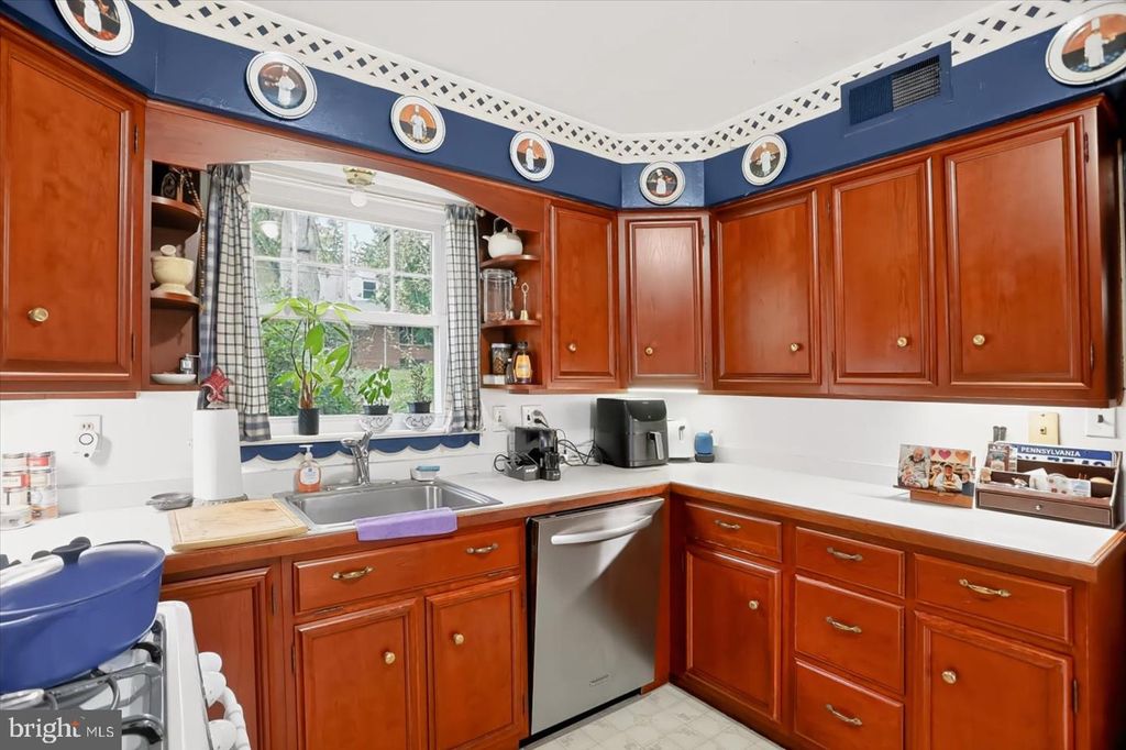 Image 16 of property listing at 958 COUNTRY CLUB RD, York, PA 17403