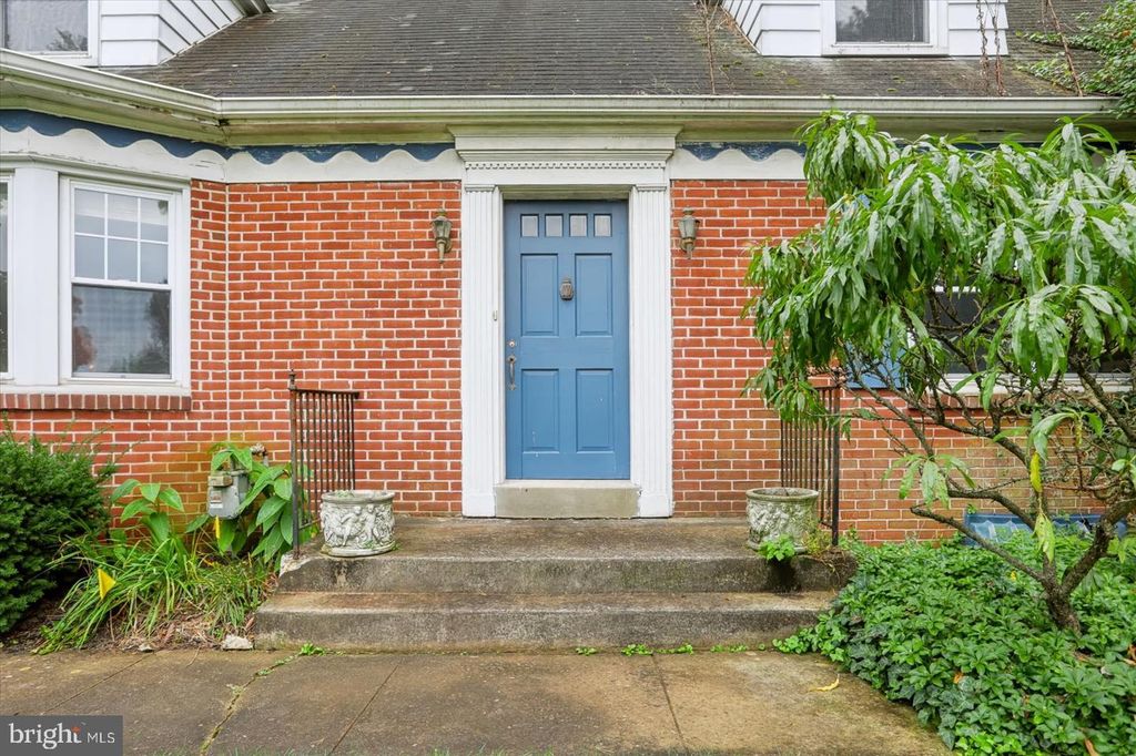 Image 5 of property listing at 958 COUNTRY CLUB RD, York, PA 17403
