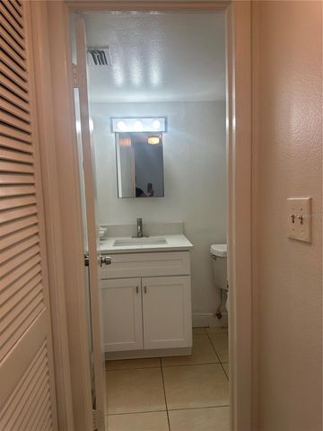 8426 CAMDEN STREET b, Tampa, FL 33614