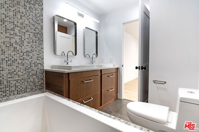 824 Westmount Drive 2, West Hollywood, CA 90069