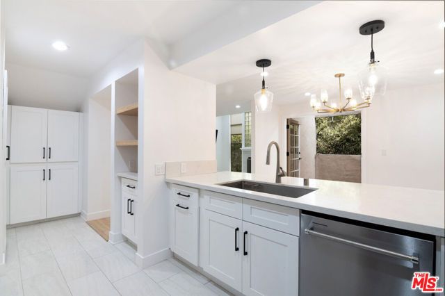 824 Westmount Drive 2, West Hollywood, CA 90069