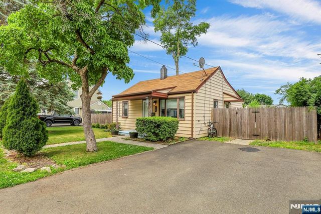 16 Boulevard, Wanaque, NJ 07420