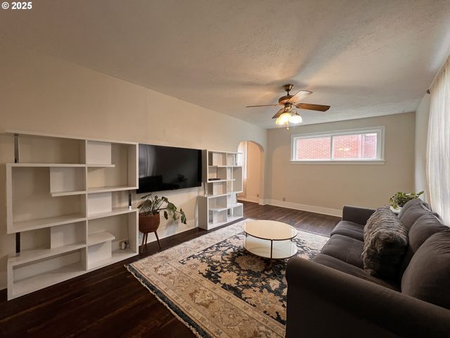 2014 E St, Vancouver, WA 98663