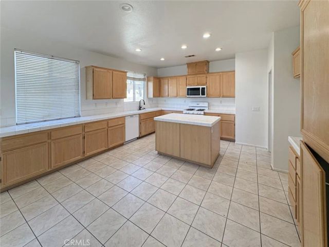 1040 E Avenue K11, Lancaster, CA 93535