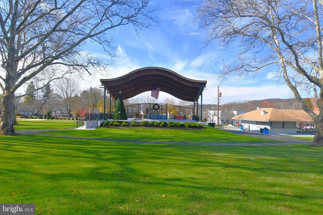 915 BIRCH RD, Hellertown, PA 18055