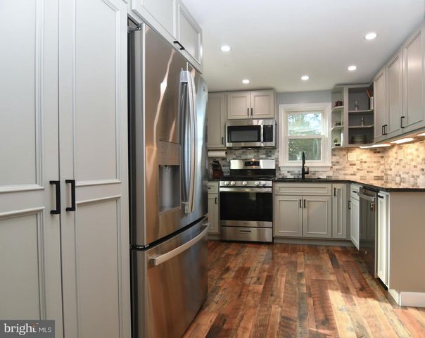 915 BIRCH RD, Hellertown, PA 18055