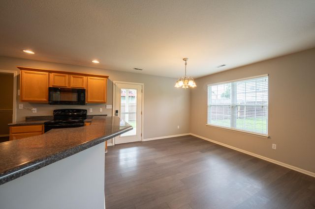 211 JACKAL DR, Columbia, MO 65202