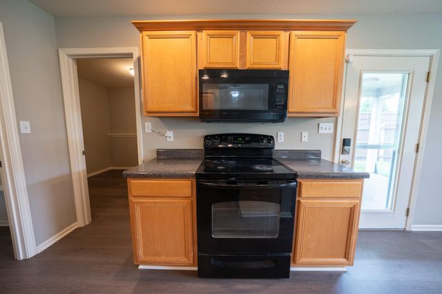 211 JACKAL DR, Columbia, MO 65202