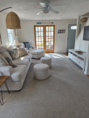 10 Breakwater Ct 10, Marshfield, MA 02050