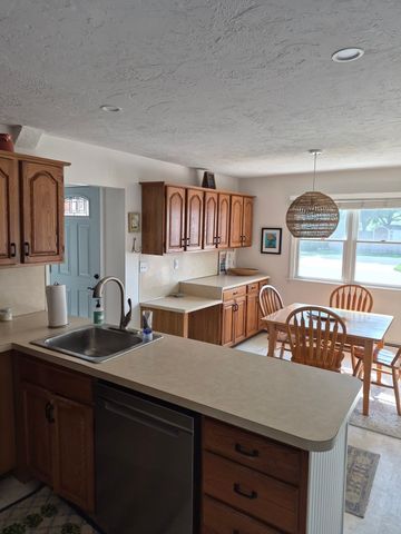 10 Breakwater Ct 10, Marshfield, MA 02050