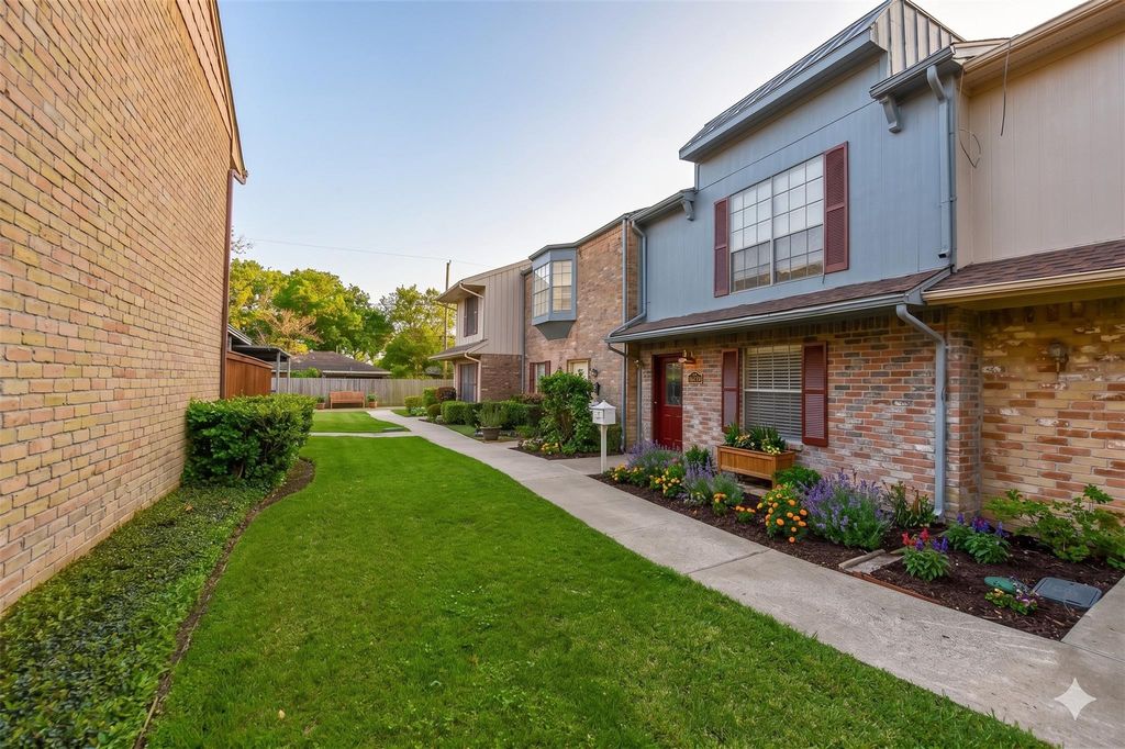 1069 Willow Oaks Circle 1069, Pasadena, TX 77506