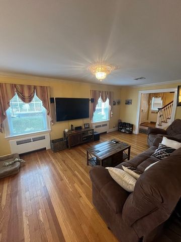 54 Mystic St, Medford, MA 02155