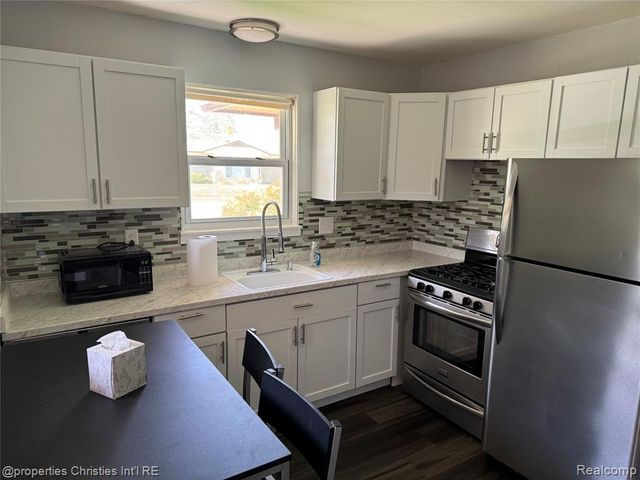 22000 Sunset Boulevard, Oak Park, MI 48237