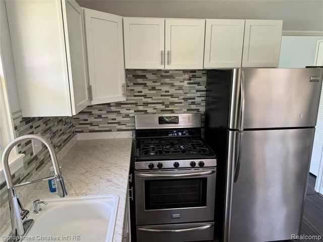 22000 Sunset Boulevard, Oak Park, MI 48237