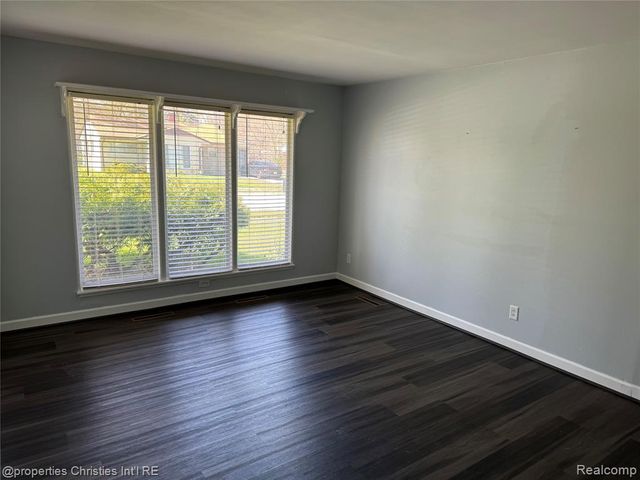 22000 Sunset Boulevard, Oak Park, MI 48237