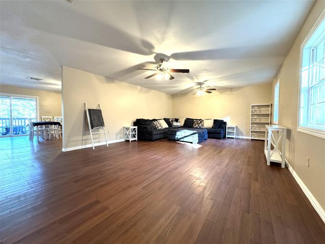 275 Buffalo Run E, Livingston, TX 77351